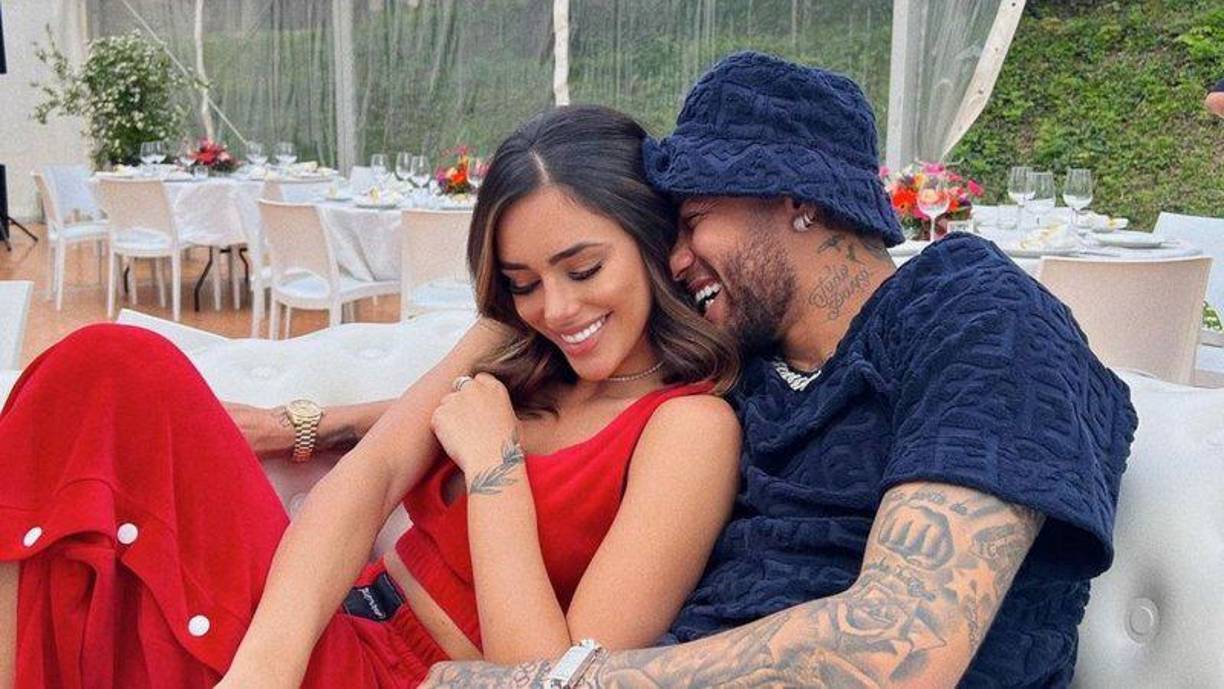 Neymar mantiene una relación sentimental con la joven Bruna Biancardi pero en los últimos días se encuentra envuelto en gran polémica al ser acusado de mandarle unos mensajes a una modelo.