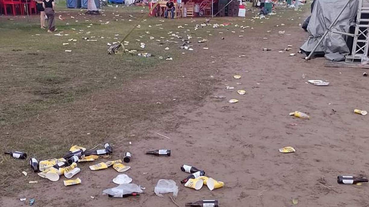 En toda la orilla de la playa habían botellas de vidrio desechables.
