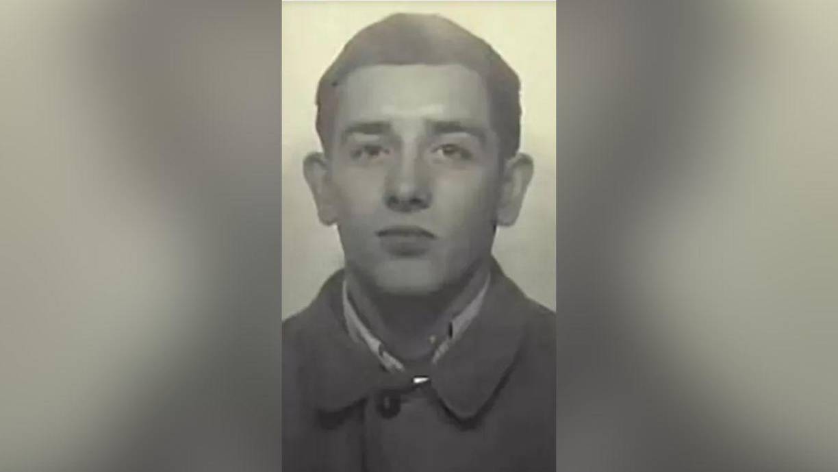 La identificación de Grubb no se logró mediante tecnología avanzada, sino gracias a la meticulosa revisión de archivos por parte del detective Ian Keck de la Policía Estatal de Pensilvania. 