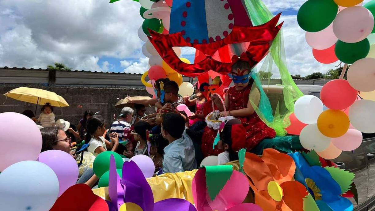 Estas ceremonias se llevaron a cabo en el <b>parque central</b>, llenando de belleza y tradición la noche copaneca.