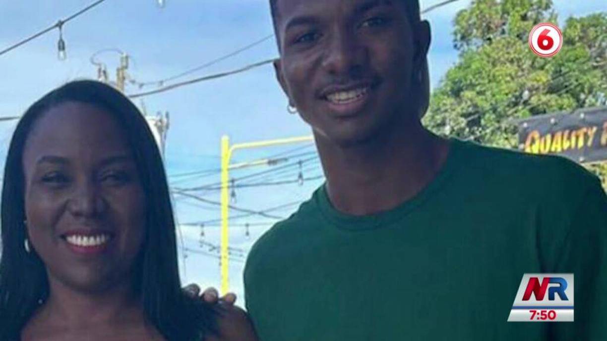 Su madre, doña Mirta Mitchell, ha sido el gran impulso del Jeyland y quien convenció al manudo de dejar el básquet para entrarle fuerte al fútbol. Además, confesó que su hijo es liguista de corazón, “yo soy la saprissista”, dijo.