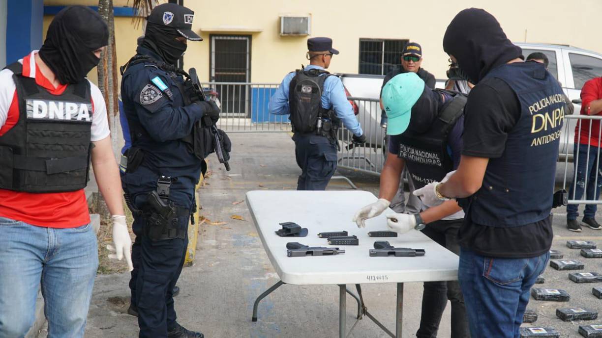 También les decomisaron varias armas de fuego.