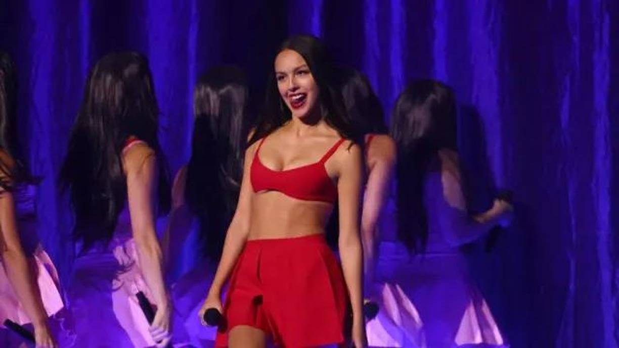 Olivia Rodrigo la clavó con su interpretación de “Vampire”, el look rojo de la cantante destacó en el escenario cubierto de árboles y antes de que comenzaran a caer unos objetos y se cayera un telón provocó que un guardia de seguridad la sacara corriendo del escenario. En unos momentos, Rodrigo apareció nuevamente, ileso, terminando el resto de su actuación y gastando la broma perfecta a su audiencia.