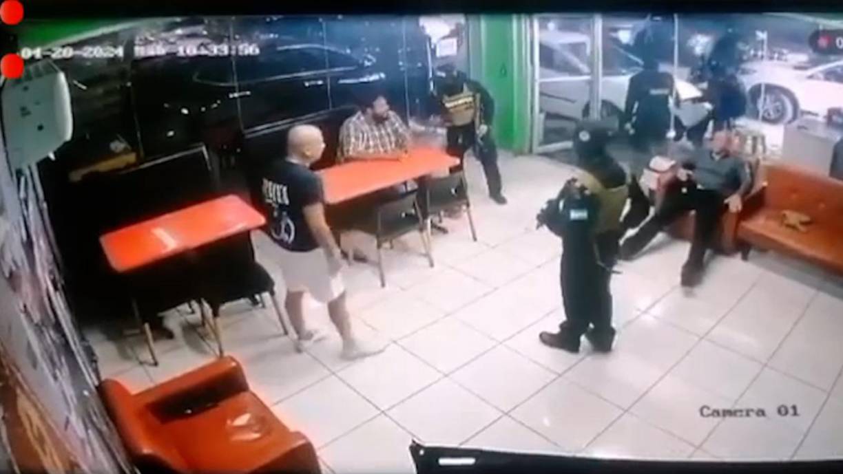  Trascendió que los hombres armados se llevaron cerca de 100 mil lempiras en efectivo.