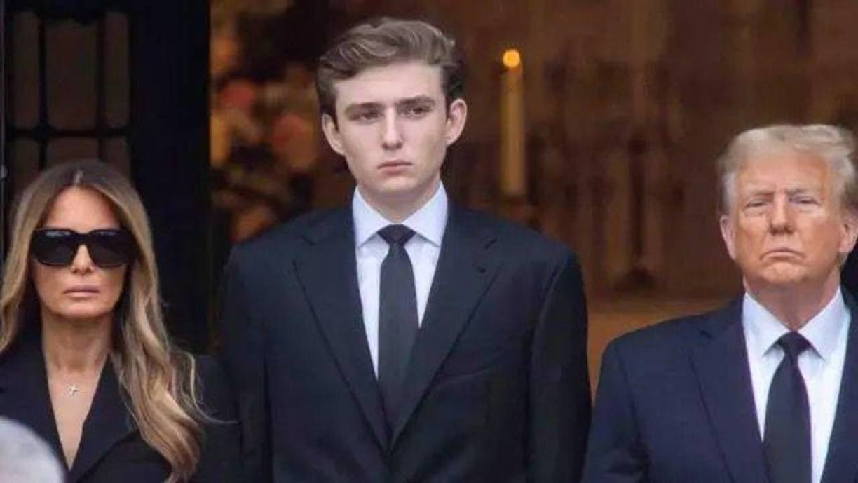 Barron William Trump, de 18 años, es el hijo menor de Donald Trump y el único de su matrimonio con Melania Trump, exmodelo y primera dama durante el mandato de Trump, quien fue cuestionada tras darse a conocer ciertas fotos íntimas de su pasado.