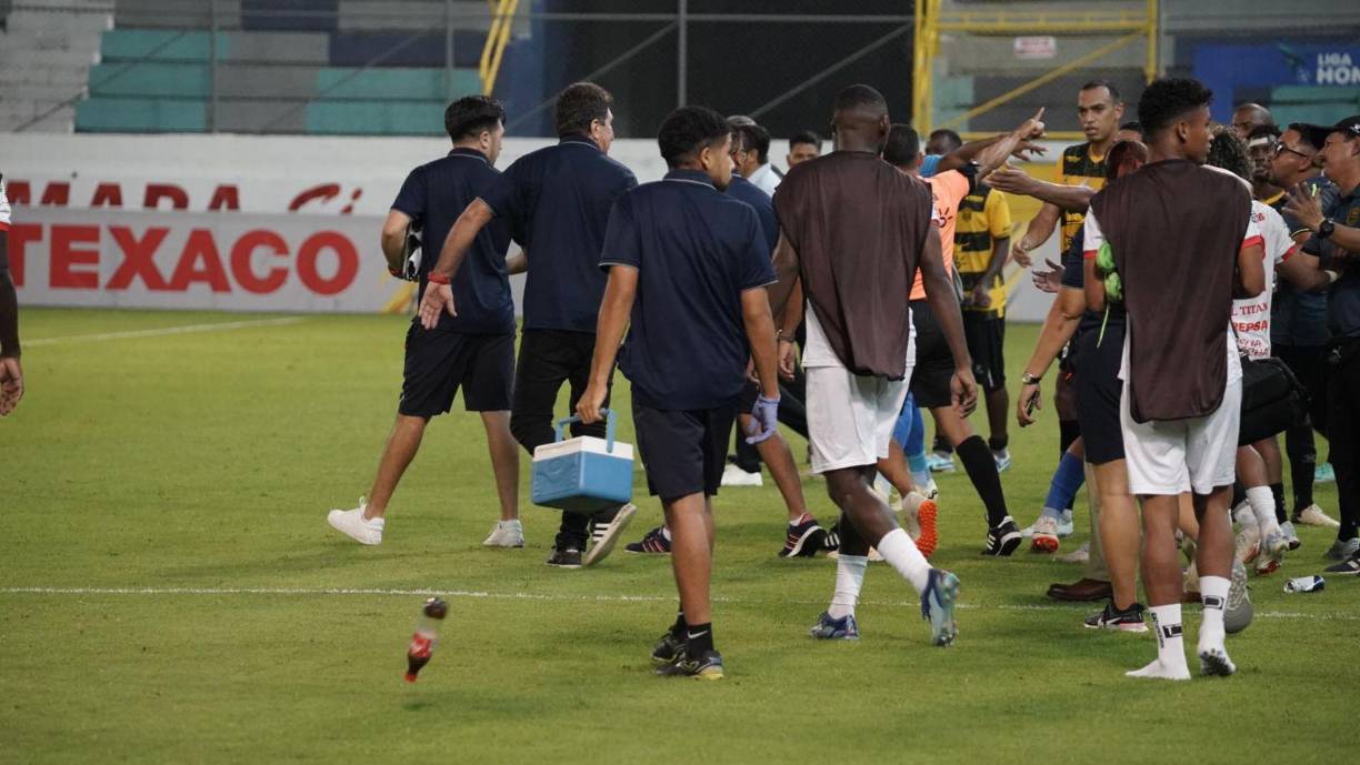 La bronca sobre el final del partido entre los jugadores de Real España y Real Sociedad. 