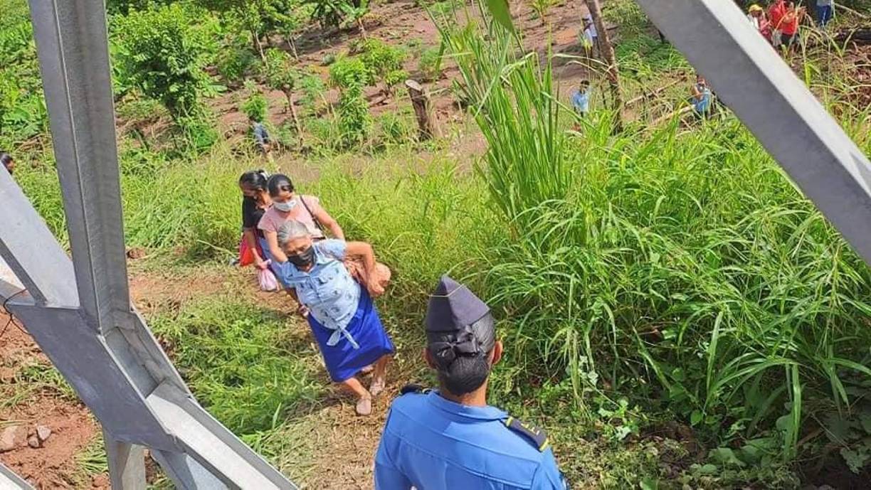 Pobladores de nueve municipios del cono sur santabarbarense han quedado incomunicados con la cabecera departamental (Santa Bárbara) y se han visto obligados a improvisar para llegar a sus destinos. 