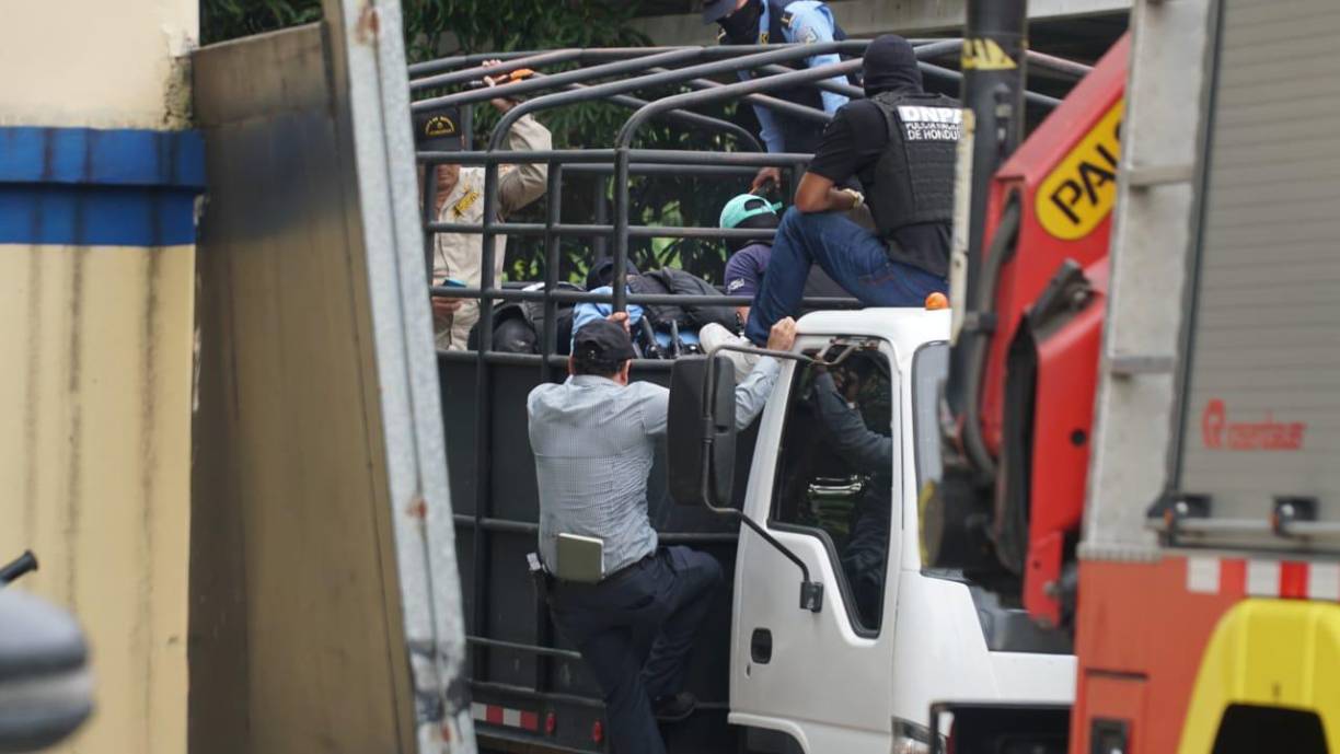 Los agentes <b>Antidroga </b>detuvieron a cuatro de los ocupantes del camión y de la <b>camioneta</b> gris.