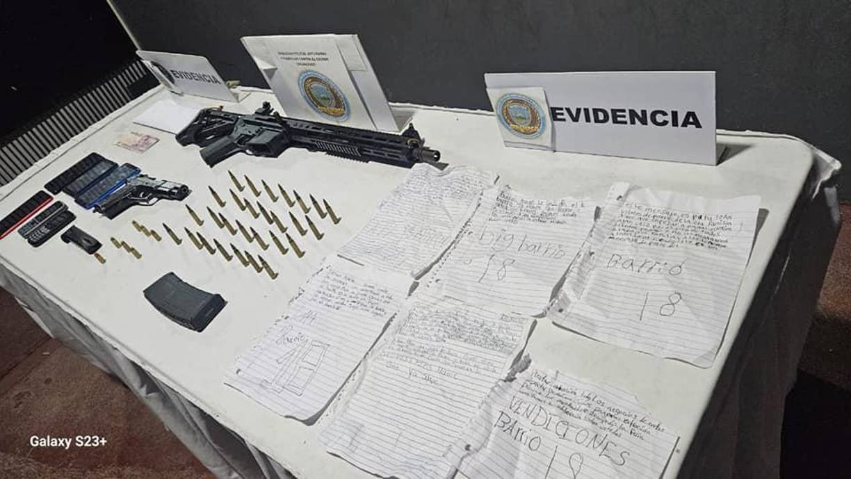 Además de armas, municiones y teléfonos celulares, las autoridades les decomisaron varias notas extorsivas.