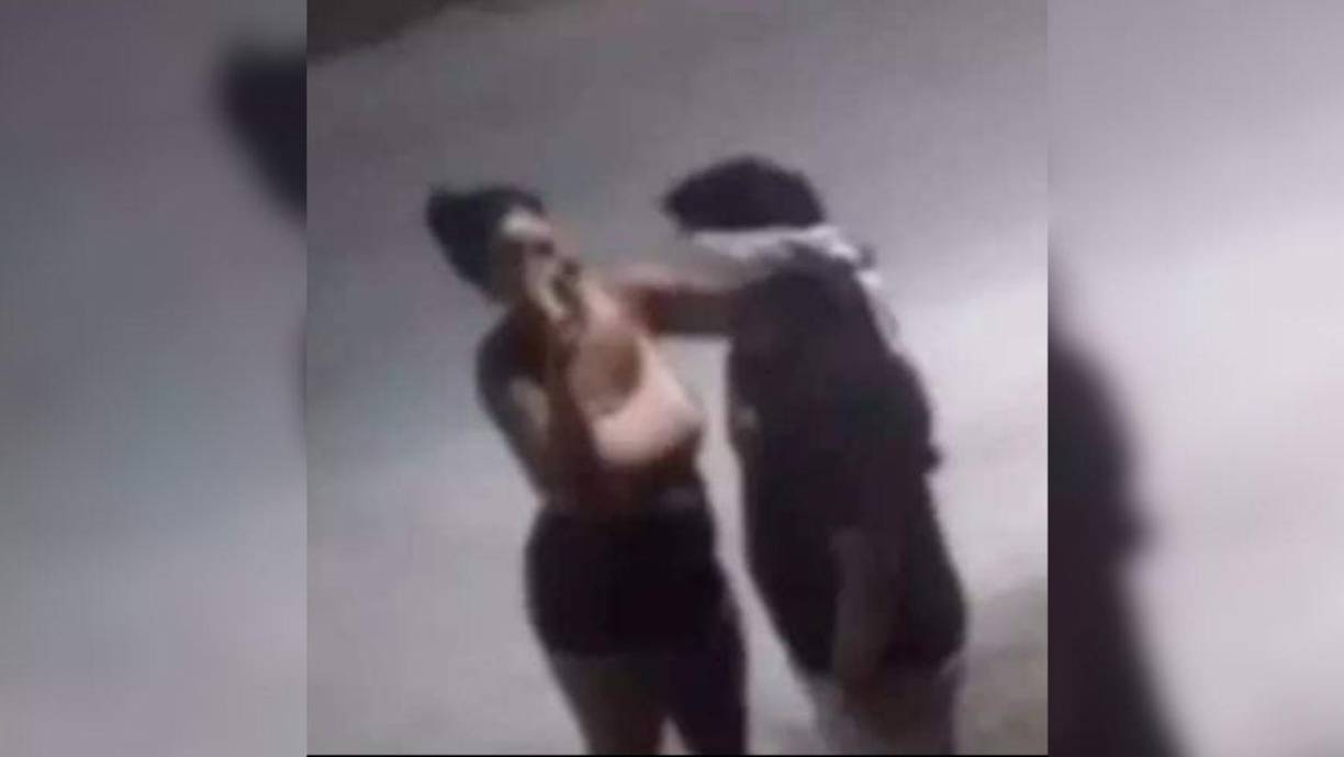 Era cuestión de minutos para que un hombre armado llegara hasta donde Romer Campos y le disparó 17 veces hasta quitarle la vida.