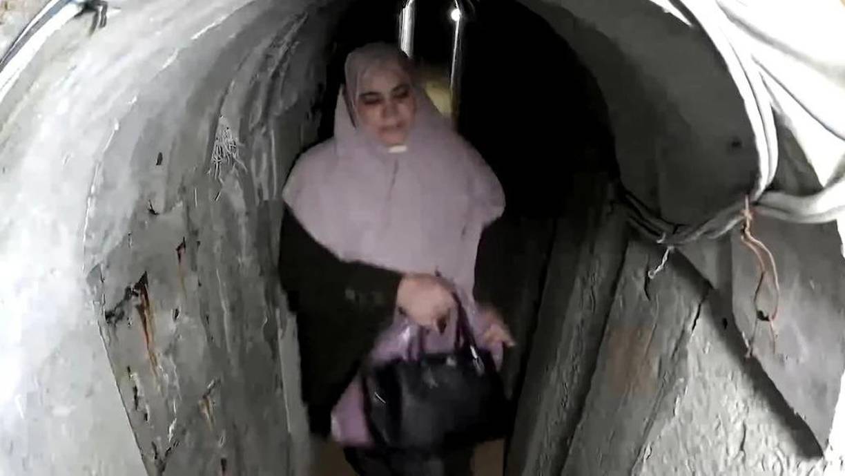 En el vídeo, aparece Sinwar acompañado de su mujer y su hijo caminando dentro de un túnel mientras van trasladando comida, agua y mantas.