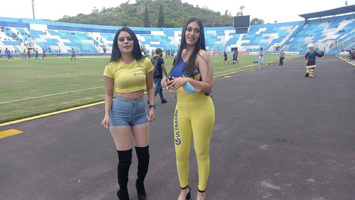 Dos hermosas mujeres que robaron suspiros en el choque donde Motagua goleó 4-0 al Honduras Progreso.