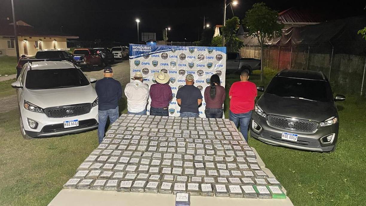 En lo que va de 2022 las autoridades de Honduras han incautado más de 4.000 kilos de cocaína y unos 510.000 arbustos de coca. Además, han destruido una decena de laboratorios presuntamente para procesar droga, según registros de la Secretaría de Seguridad.