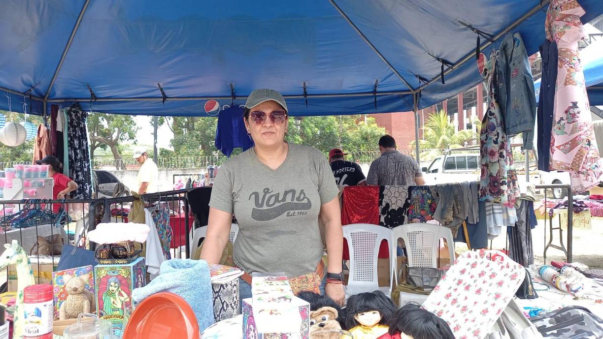 Mavis López ofrece artesanía.