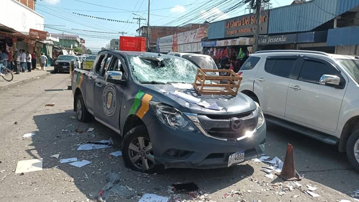 El funcionario aclaró que el automotor “no tiene nada que ver con el decomiso de pólvora. Tal vez la turba comenzó a dañar el vehículo por la rotulación”.