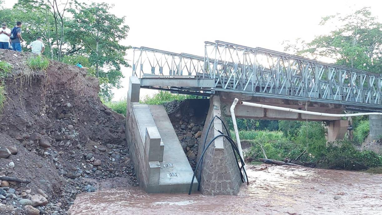 La base del puente fue destruida por el agua que rebasó el nivel habitual. 