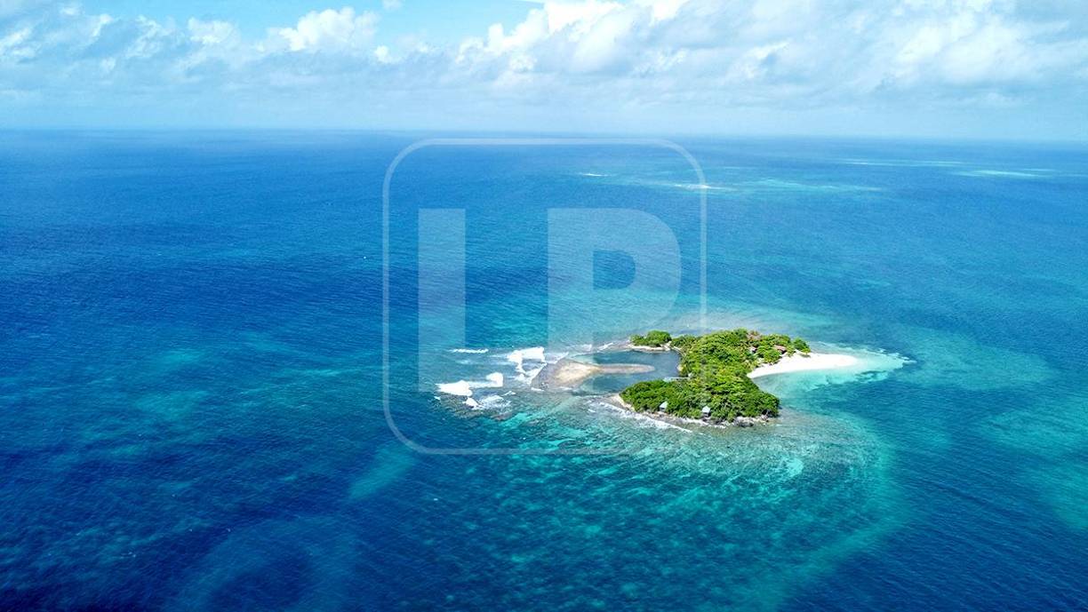 Este es el Cayo Frank. Recientemente, Belice autorizó a inversionistas privados desarrollar ahí una instalación turística. Ya hay varias propiedades tipo bungalos, en los que también reciben turistas.