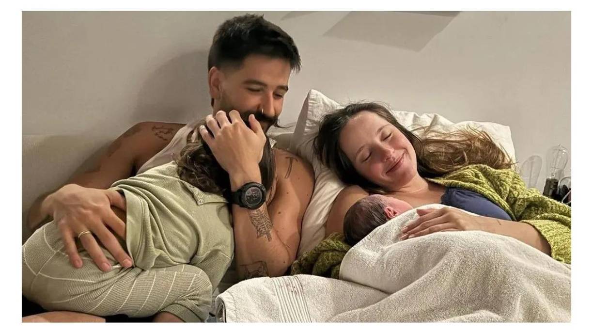  Sin embargo, en ese momento Camilo vio cómo corría sangre por las piernas de su esposa por lo que decidió insistir y seguir llamando a la partera quien ya estaba en camino.