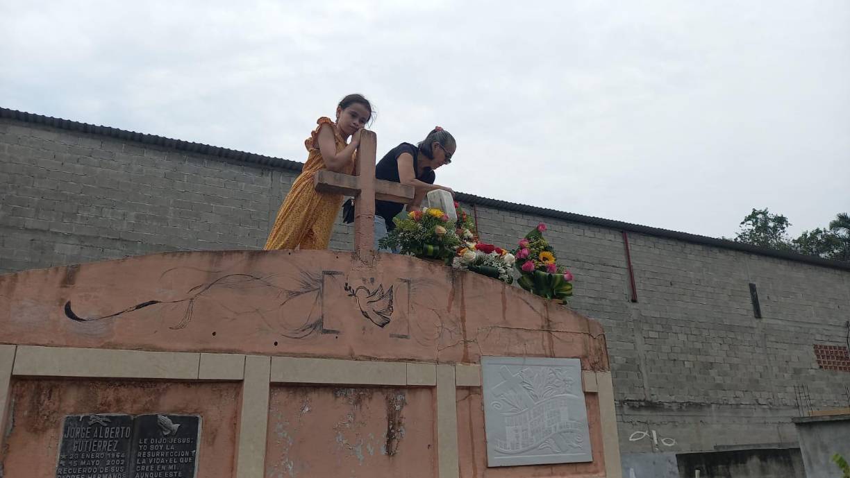 Sampedranos llevan flores y serenatas a sus madres fallecidas