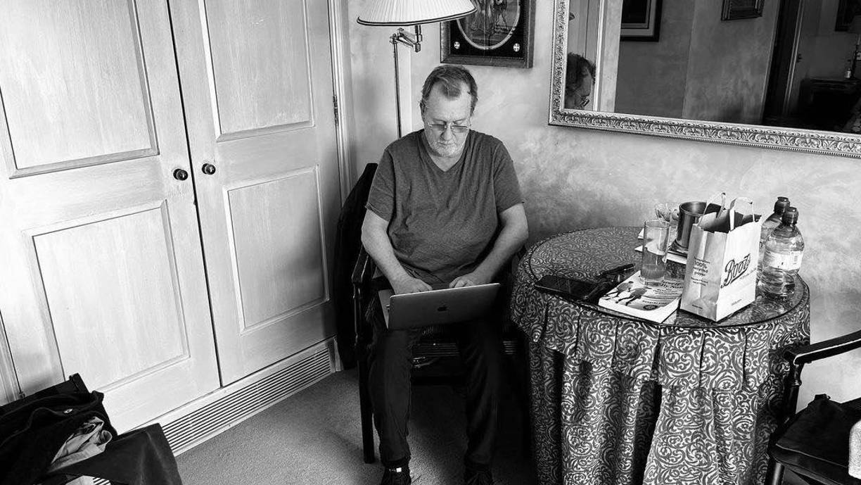 En su mensaje, Lennon aprovechó para instar a sus seguidores a realizarse chequeos médicos regulares. “Solo toma un momento y puede salvarte la vida. Por el bien de ti mismo, tu familia y amigos, ve a tu médico y haz lo necesario”, escribió.