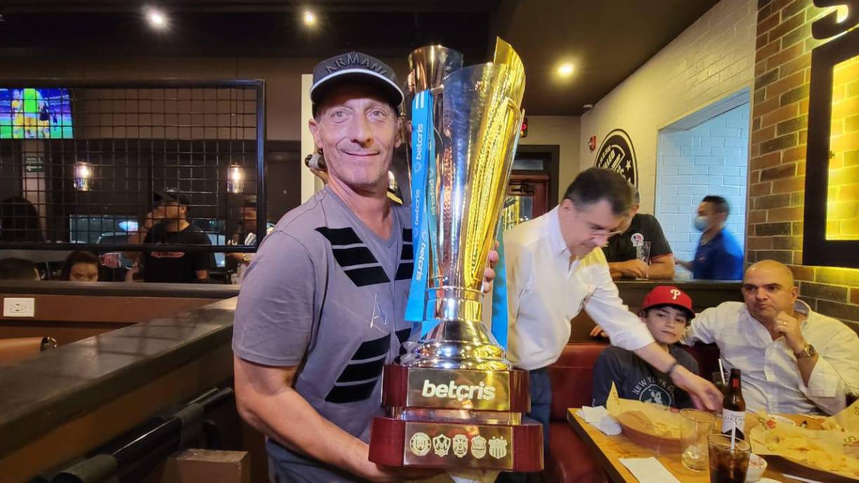 Pedro Troglio posó con la Copa conquistada en el Clausura 2023. El argentino sigue haciendo historia y ahora cuenta con seis títulos de Liga Nacional de Honduras.