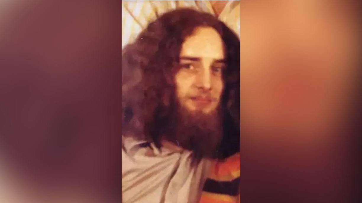 Después de casi cinco décadas de incertidumbre, el “Hombre Pináculo”, encontrado congelado en una cueva de Pensilvania en 1977, finalmente ha sido identificado. La Oficina Forense del Condado de Berks confirmó que los restos pertenecen a Nicholas Paul Grubb, un joven de 27 años originario de Fort Washington, Pensilvania.