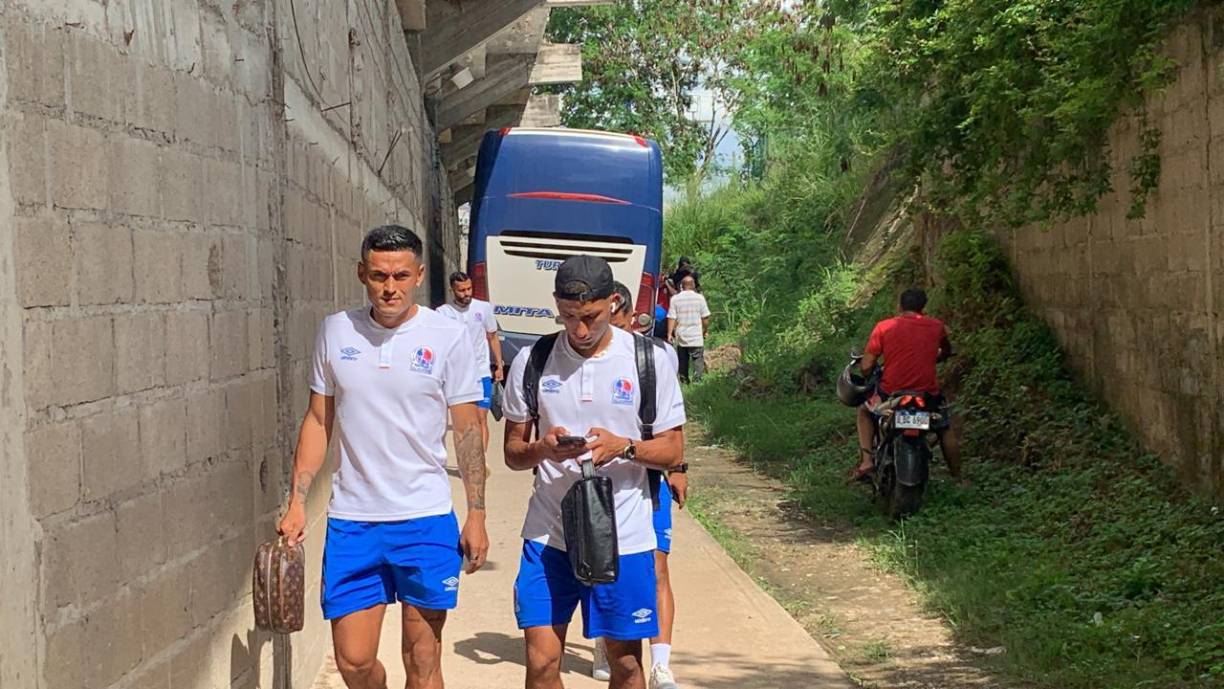 Así fue la llegada de los jugadores de Olimpia tras la muerte de Demetri Gordon, quien falleció este domingo en un accidente de tránsito.