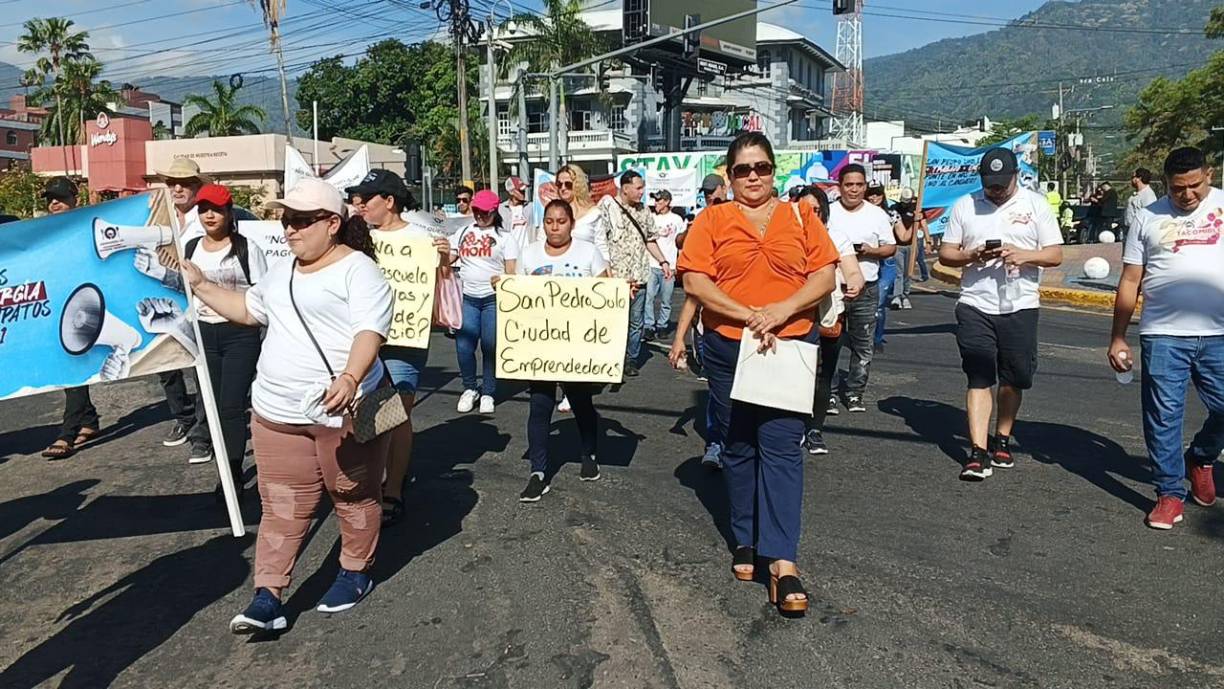 La manifestación arrancó a las 8:00 am y tuvo como punto de reunión la Fuente Luminosa, en la avenida Circunvalación. 