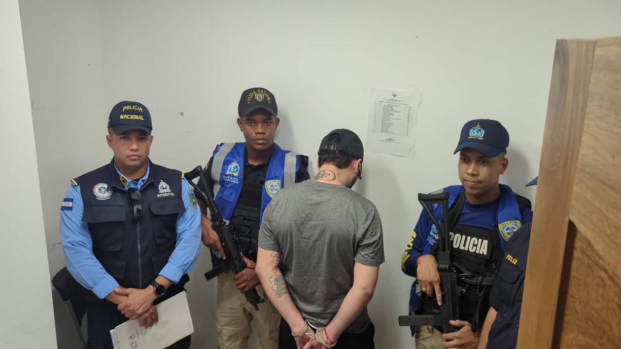 La Fiscalía hondureña presentó el pasado 12 de enero de 2024 un requerimiento fiscal en el Juzgado de Letras Departamental de Roatán contra Gilbert Reyes Bermúdez.