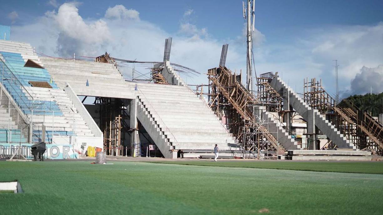 Poco a poco comienza a tomar forma el estadio Nacional Chelato Uclés con las nuevas graderías.