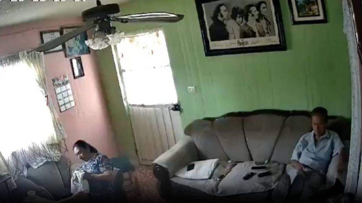 El momento del asalto fue captado por una cámara de seguridad instalada en la casa de la víctima, y el video rápidamente se viralizó en redes sociales. 