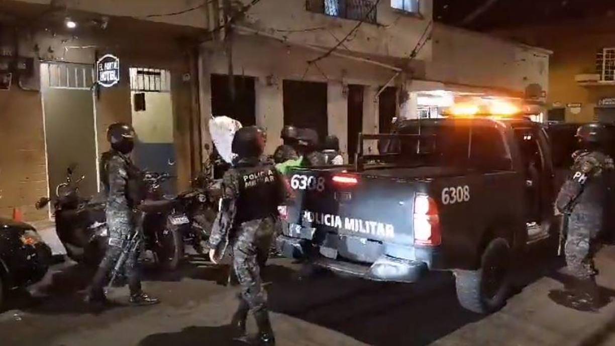 Durante el operativo en la colonia Villeda Morales se le decomisaron tres fusiles AR-15, un fusil M4 y seis cargadores de calibre 5.56.