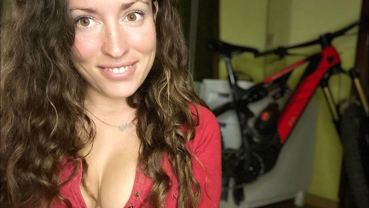 Cecilia Sopeña va más allá y deja claro que va a seguir vendiendo fotos y vídeos de contenido sexual en la citada red: “(Para) toda esa gente que me critica o dice cosas de mí, me encanta lo que hago y no le hago daño a nadie y no voy a dejar de hacerlo”.