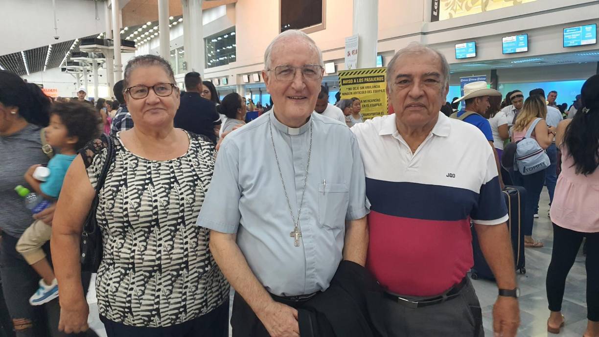 El arzobispo Miguel Lenihan acompañó al obispo emérito al aeropuerto igual que decenas de personas. 