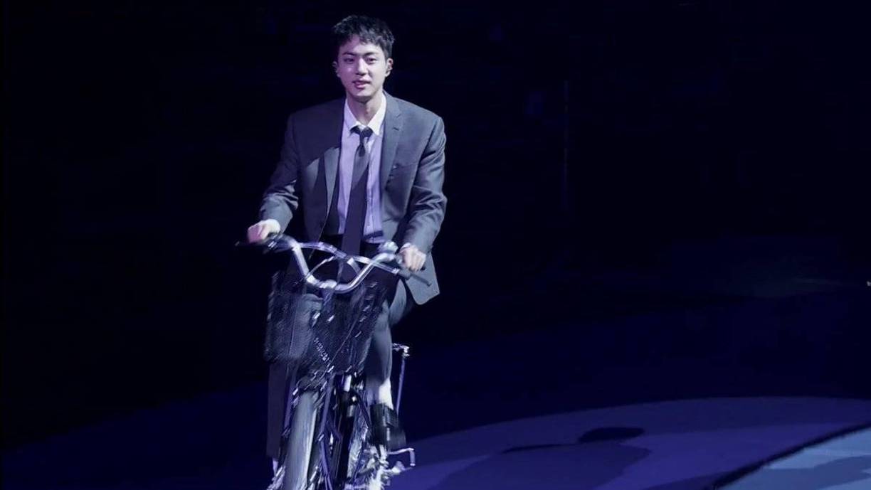 Pese al inesperado incidente, Seokjin siguió feliz con el programa planeado. Luego de una pausa, se cambió de ropa e ingresó al recinto en bicicleta para interpretar su exitosa canción Astronauta.