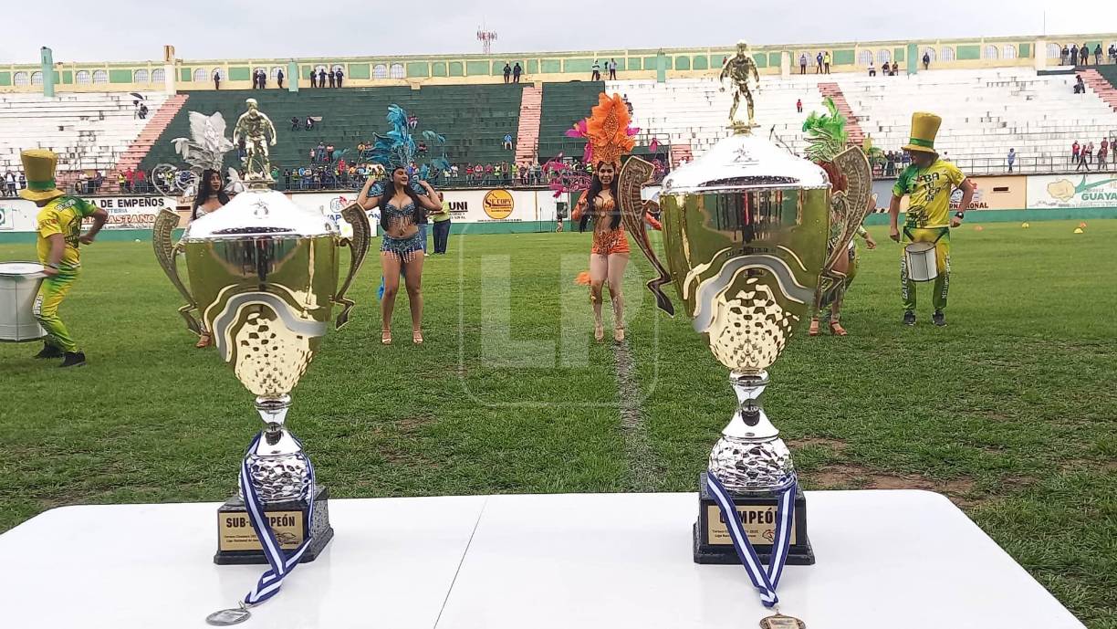 Los trofeos para el campeón y subcampeón del Clausura 2022 de la Liga de Ascenso.