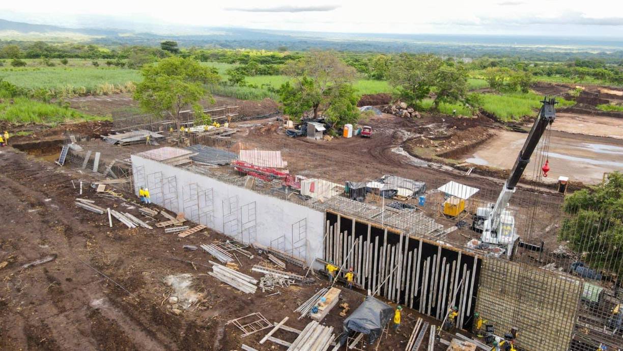 En respuesta a una escalada de 87 asesinatos cometidos entre el 25 y 27 de marzo, el Congreso acogió un pedido de Bukele para decretar un régimen de excepción, que se ha extendido al menos hasta fines de agosto, y ha permitido detener sin orden judicial a 47.000 personas, presuntos pandilleros.