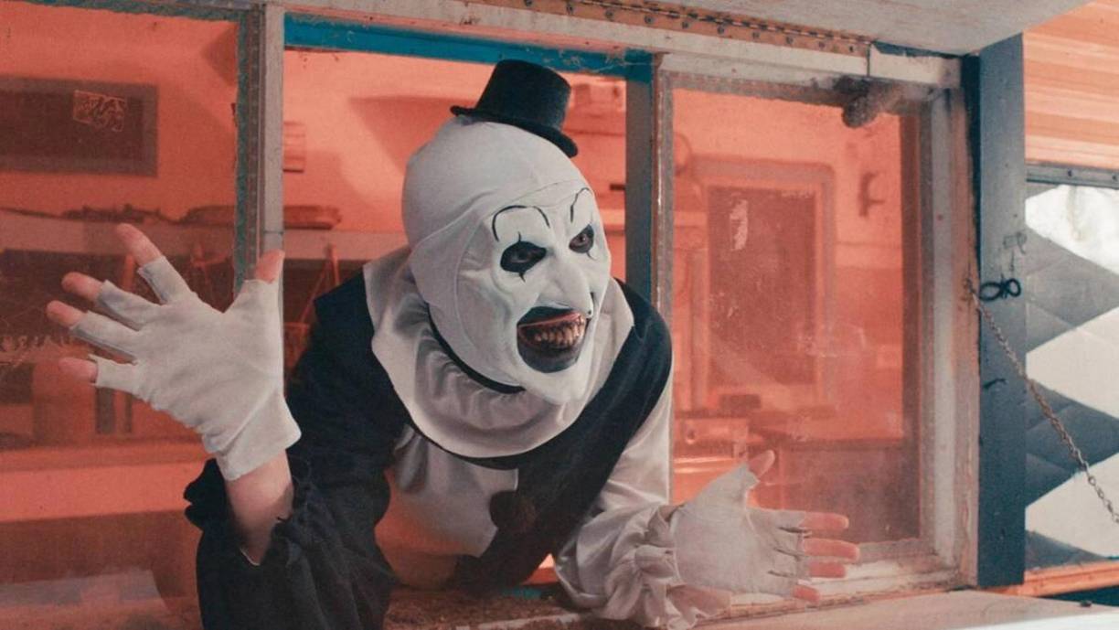 Y el terror trae la segunda parte de Smile (la estrella de “Aladdin”, Naomi Scott, se encuentra entre los miembros del elenco); “Terrifier 3”, en la que David Howard Horton interpreta al payaso espeluznante; y “Saw XI”, que regresa con su undécima entrega en un período de veinte años. 