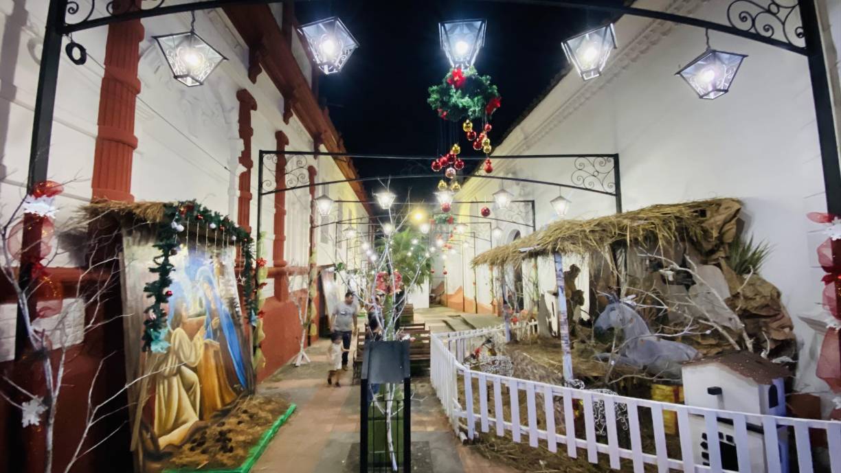En el paseo de los faroles situado en la emblemática calle peatonal entre el antiguo cine Hispano y la iglesia catedral, se instalaron pinturas y pesebres que recuerdan el nacimiento del Jesús.
