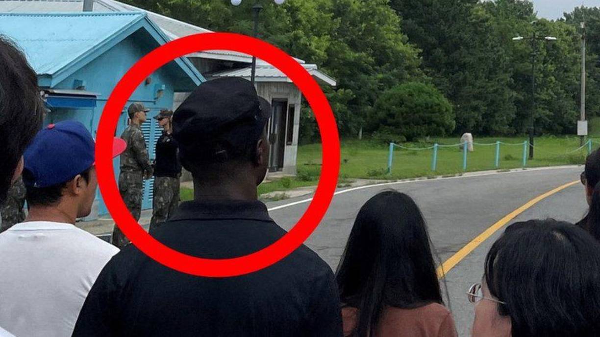 En el último día libre antes de ser regresado a Estados Unidos, donde podría ser sometido a un juicio militar por sus acciones en territorio surcoreano, el joven tomó un tour guiado por algunas zonas de Panmunjom, lo que aprovechó para huir al país vecino.