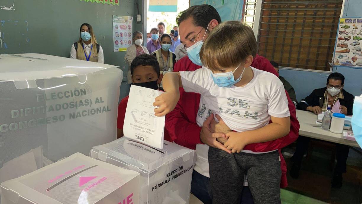 El candidato a diputado por el Partido Libre, Jorge Calix, ejerce el sufragio en el centro de votación de la Escuela República de Nicaragua de la capital hondureña. Foto: Hondusa TV. 