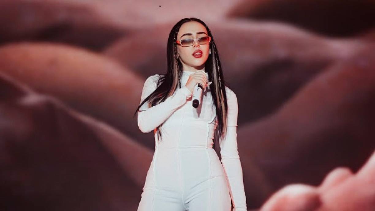 Mientras el debate sigue encendido, sus fanáticos continúan apoyándola, defendiendo su derecho a interactuar en redes sociales sin ser objeto de críticas malintencionadas. Aunque aún no se sabe si la cantante responderá a esta nueva polémica, lo cierto es que la presión mediática sobre su vida personal parece no tener fin.