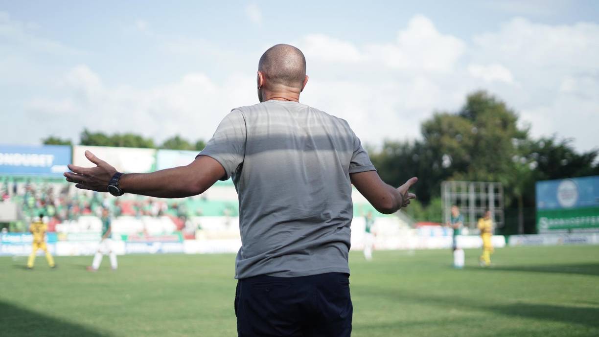 Según Fútbol y Pasión, las cosas se calentaron en Real España tras el final del clásico: “Agarrón a puño limpio entre algunos jugadores en camerino, reclamándose por sus errores. La arremetieron contra Bodden por fallar y él reaccionó “, indicó. 