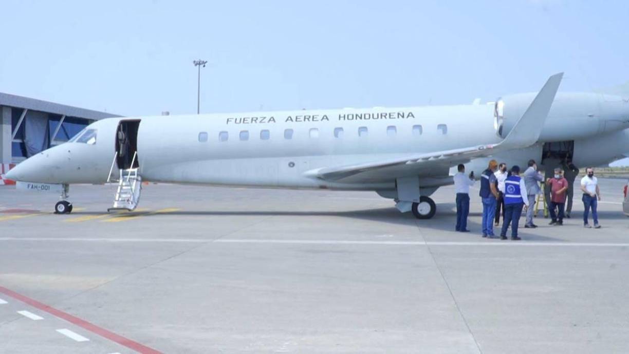 “El avión ahorita está en mantenimiento, recuerde que son aviones que tienen que recibir certificaciones porque los sistemas de avión necesitan certificarse”, afirmó.