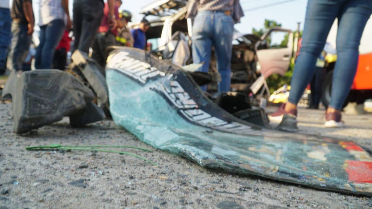 A un tercer bus involucrado en el accidente, unas de las llantas delanteras de la unidad se desprendió luego de que el conductor frenara repentinamente, evitando que el percance fuera aún peor.