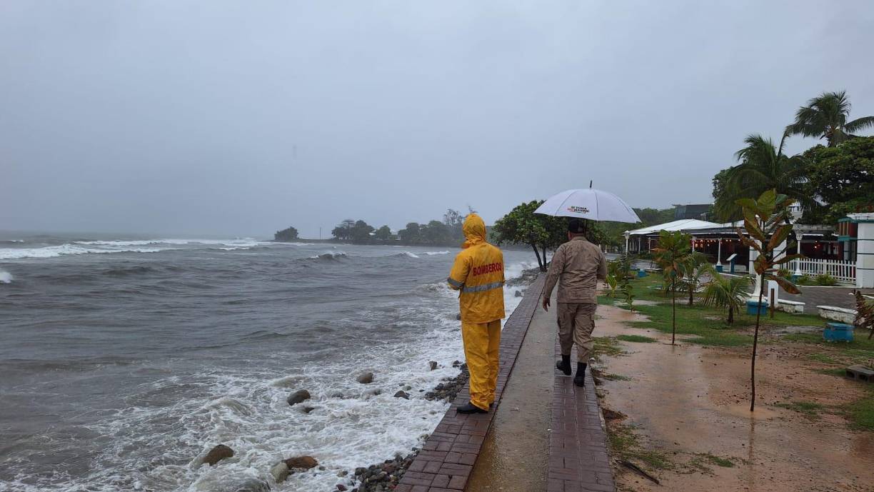 Una tormenta tropical en el mar Caribe amenaza con fuertes lluvias a Honduras, que ya provocan agraves afectaciones en varias regiones del territorio. Las lluvias de la tormenta Sara dejarán al menos 180 milímetros de agua en zonas montañosas de Colón, y Atlántida.