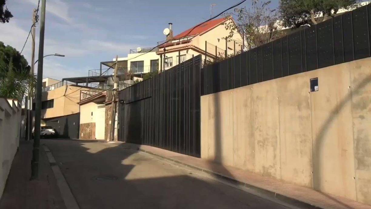 El último movimiento que ha llamado la atención de los medios es que la artista colombiana ha decidido construir un muro para separar su casa de la de sus exsuegros, los padres de Gerard Piqué.