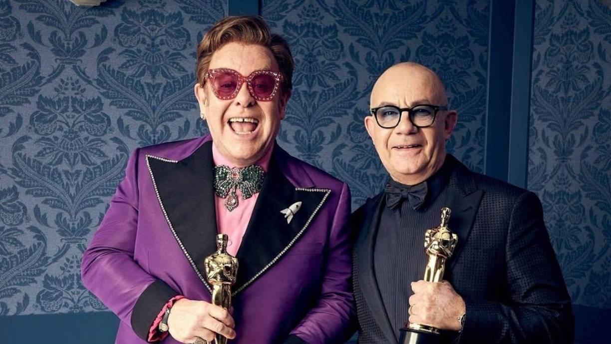 Del mismo modo, otra leyenda viva, Elton John, toca el piano en “Get Close” y “Live By The Sword”