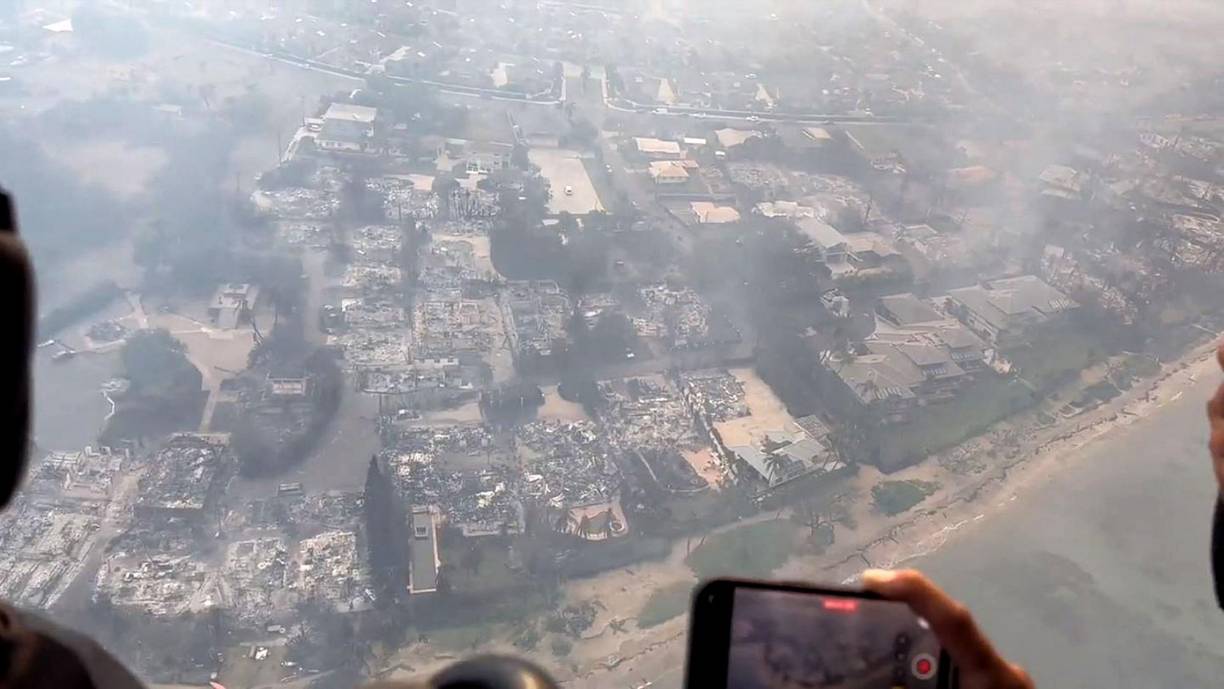 Los incendios comenzaron en la madrugada del martes y el rápido avance puso en peligro a viviendas, empresas y servicios públicos, así como a más de 35.000 personas en la isla de Maui, informó en un comunicado la Agencia de Gestión de Emergencias de Hawái.