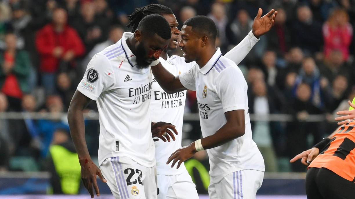 Antonio Rüdiger sangró bastante de su rostro tras el escalofriante golpe.